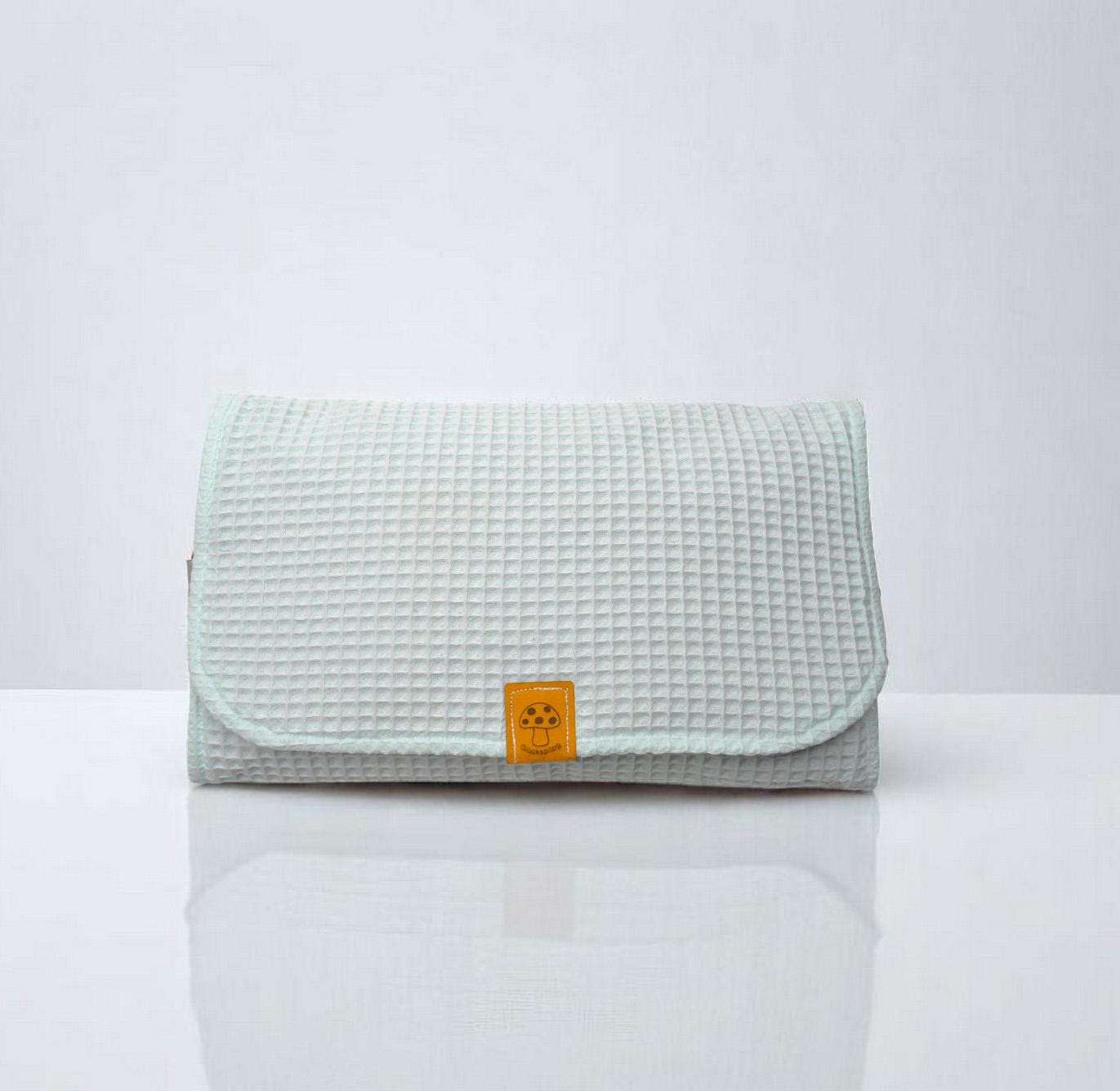 Abwaschbare Wickelunterlage & Wickeltasche Ökotex 6 Farben 2 in 1 Windeltasche Für Unterwegs Abwaschbare Wickelunterlage & Wickeltasche Ökotex 6 Farben 2 in 1 Windeltasche Für Unterwegs von Etsy - Glueckspilzig