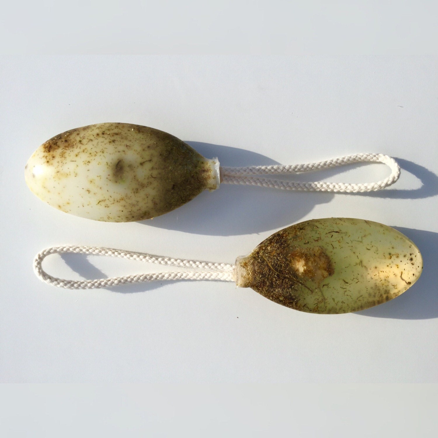 Kamille Seife Auf Einem Seil Handgemachte Natürliche Bio Kräuterseife - Körperpeeling Kamille Seife Auf Einem Seil Handgemachte Natürliche Bio Kräuterseife - Körperpeeling von Etsy - GoatMilkSoapOnARope