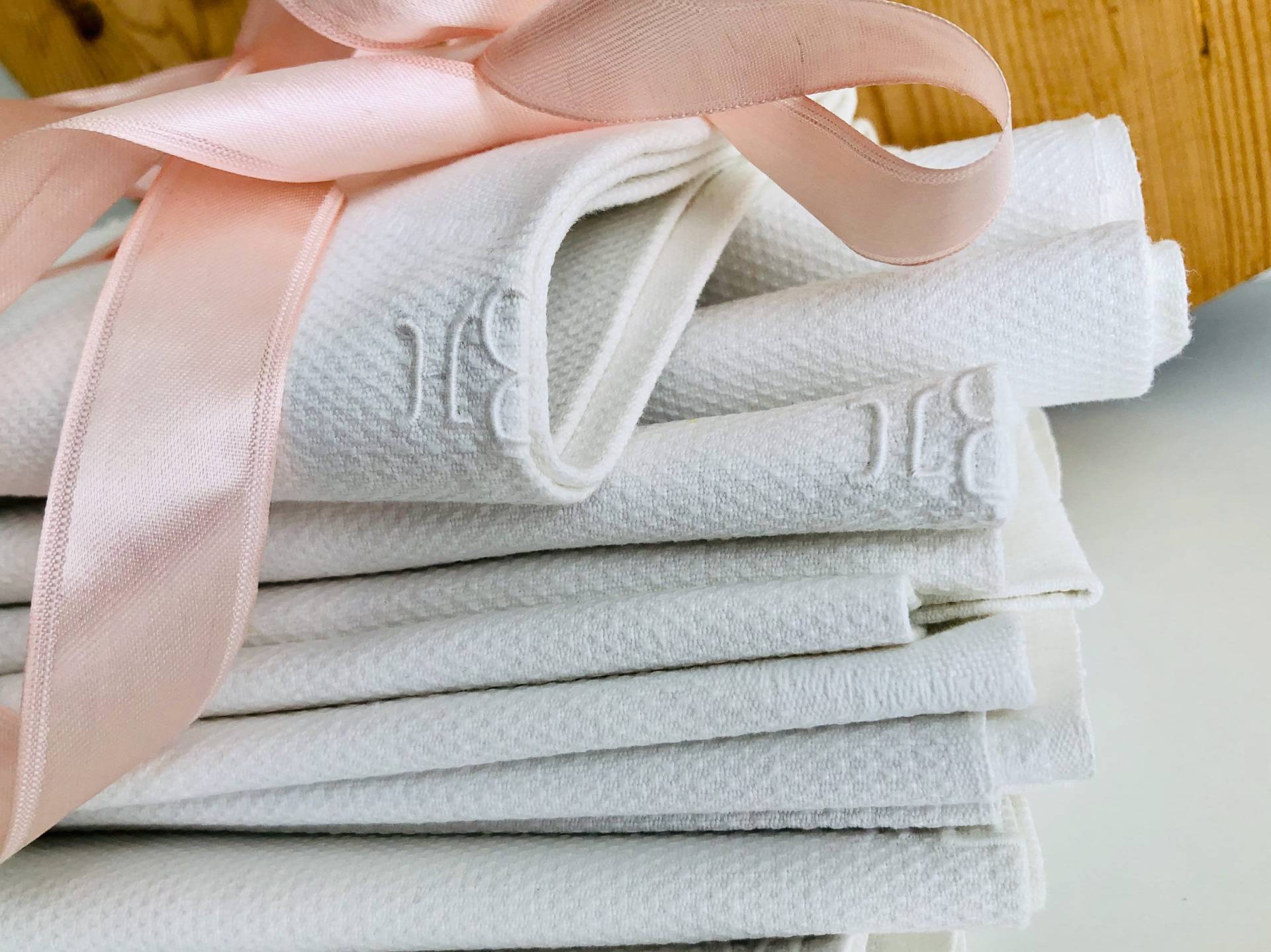 Edel Und Pur Zarte Leinen Aussteuer I Monogramm Zartes Perlkornmuster Feines Tuch Für Wellness, Küche Bad Antik Edel Und Pur Zarte Leinen Aussteuer I Monogramm Zartes Perlkornmuster Feines Tuch Für Wellness, Küche Bad Antik von Etsy - GoldBande