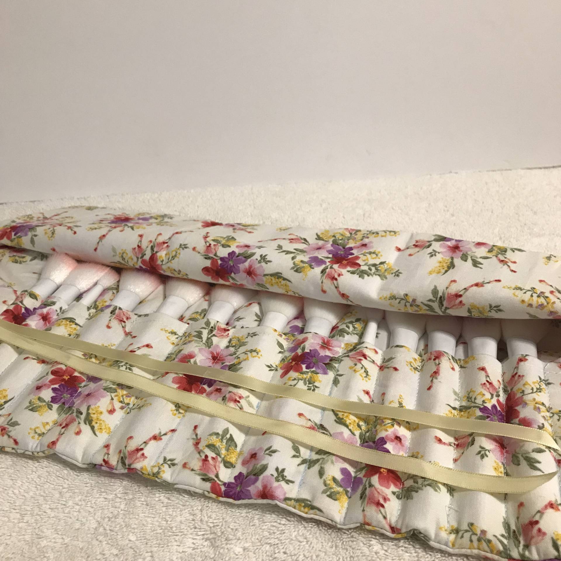 Schöne Rosa-Gelb-Grün Floral Große Kosmetikpinselrolle - Travel-Artist von Etsy - GoldEyeLilly
