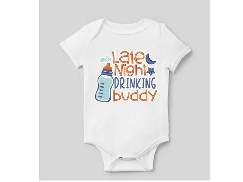 Personalisierter Strampelanzug Oder Spucktuch - Late Night Trinkbuddy von Etsy - GoldenLaneEmbroidery