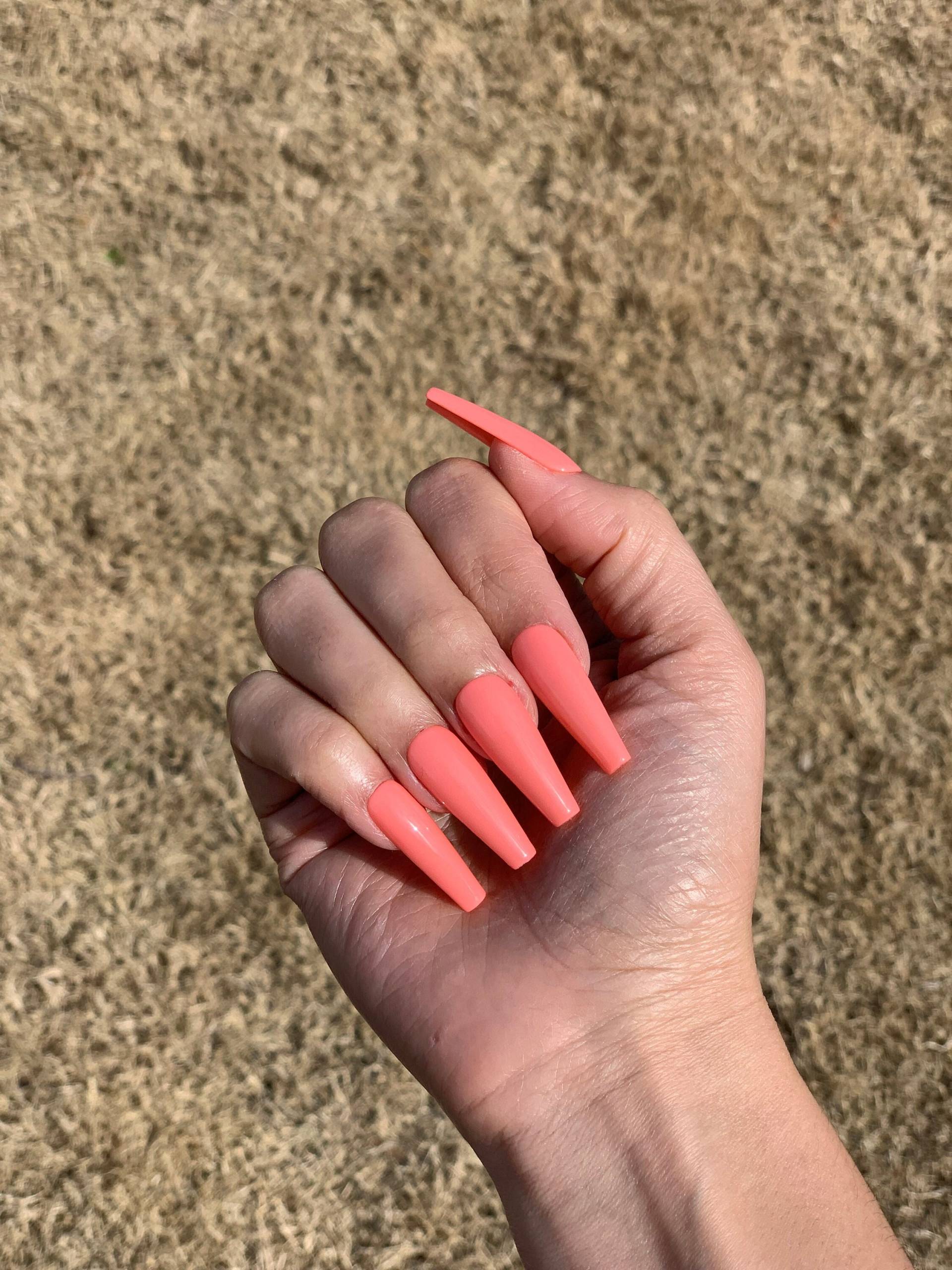 Frühlingskoralle | Rosa Pfirsich Handarbeit Drücken Sie Auf Die Nägel von Etsy - GoldenThirtyNails