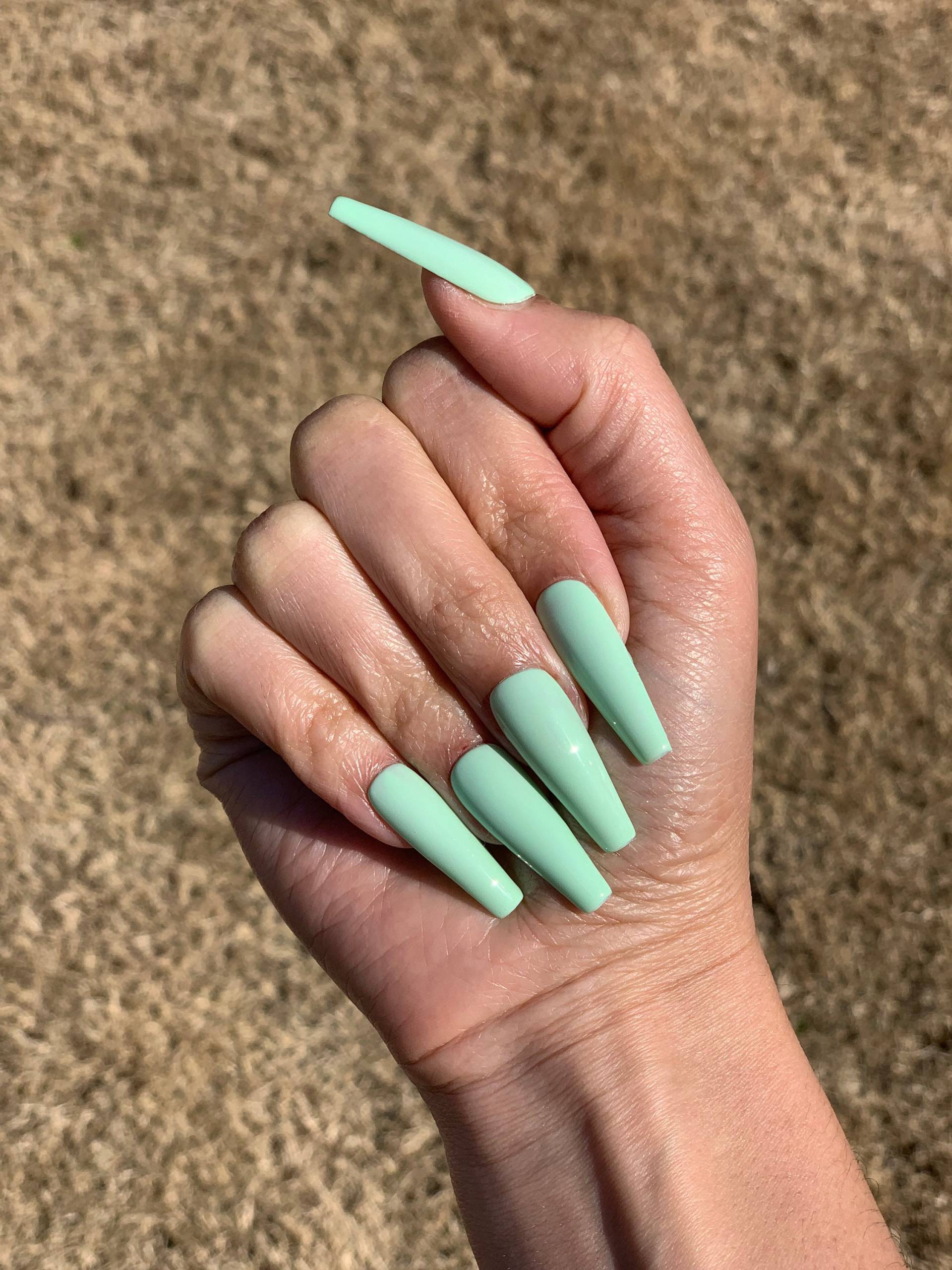 La Menta | Pastell Grün Handarbeit Press On Nails von Etsy - GoldenThirtyNails