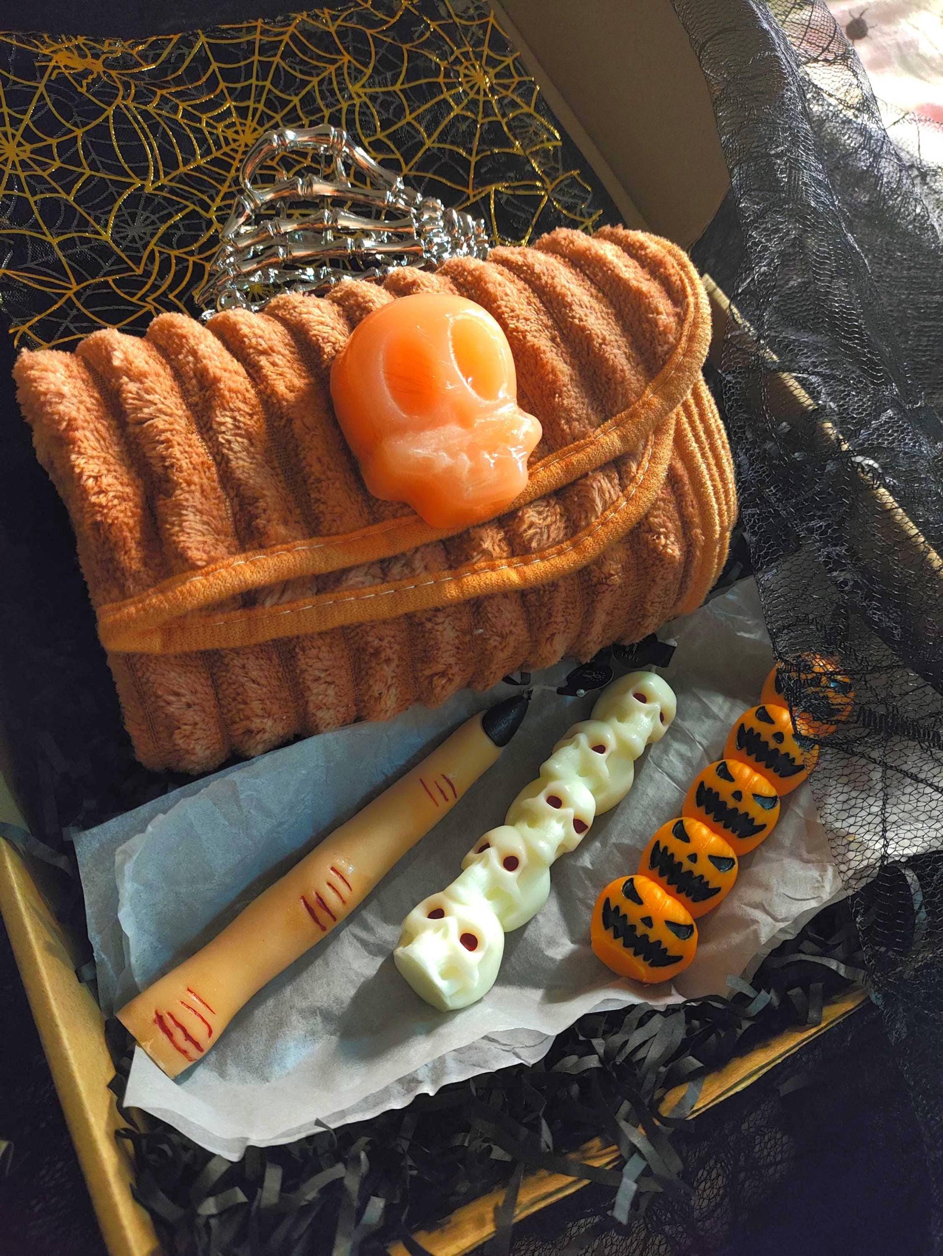 Halloween Sleepover Geschenk, Gruselige Seifenkollektion, Kürbisbad-Set, Skeleton Hand Decor, Herbst-Badezimmerzubehör, Bestie Spa Kit Box von Etsy - Gothcthulufetish
