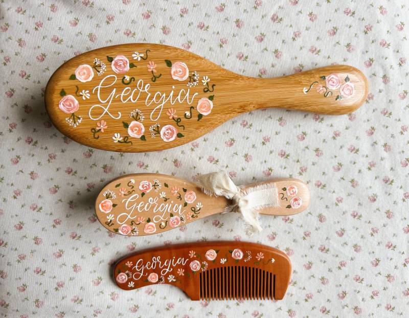 Gemalter Babypinsel Personalisiertes Blumenkalligraphie-Andenken von Etsy - GraceThereseDesigns