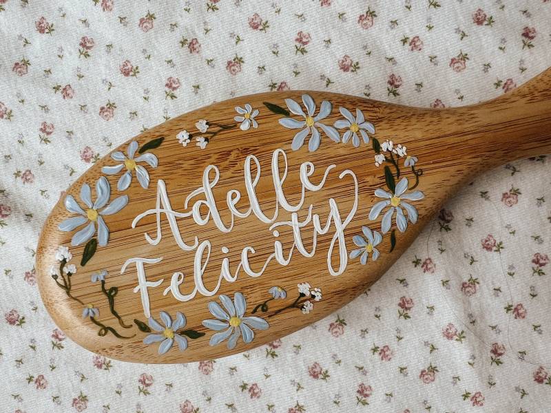 Personalisierte Baby Mädchen & Kleinkind Andenken Haarbürste Handgemalter Kalligraphie Name Mit Blumenmuster von Etsy - GraceThereseDesigns