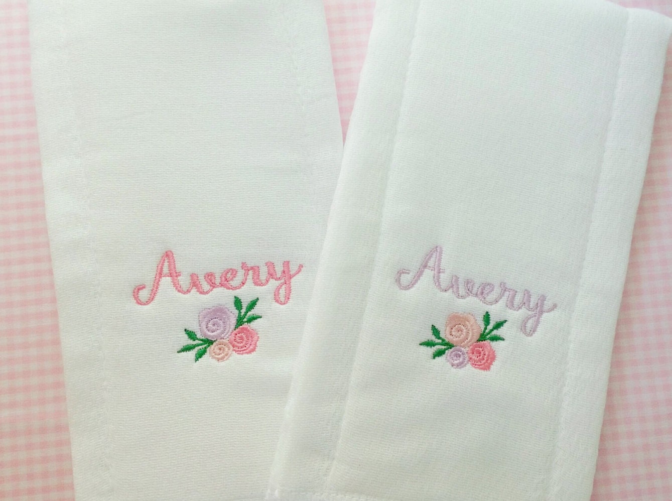 Set Aus 2 Monogrammiert Spucktuch Tücher - Neugeborene, Babys, Baby-Dusche-Geschenk, Personalisierte Baby-Geschenk von Etsy - GracefullyMadeStyle