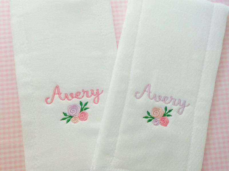 Set Aus 2 Monogrammiert Spucktuch Tücher - Neugeborene, Babys, Baby-Dusche-Geschenk, Personalisierte Baby-Geschenk von Etsy - GracefullyMadeStyle