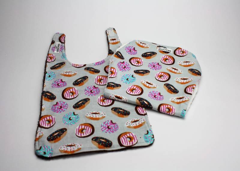Donut Thema Lange Baby Lätzchen Und Burp Tuch Set | Neugeborenes Zubehör Drool Terry Handtuch Burping Pad Baby-Dusche-Geschenk Neues Baby-Geschenk Donut Thema Lange Baby Lätzchen Und Burp Tuch Set | Neugeborenes Zubehör Drool Terry Handtuch Burping Pad Baby-Dusche-Geschenk Neues Baby-Geschenk von Etsy - GraciousGiftsCanada