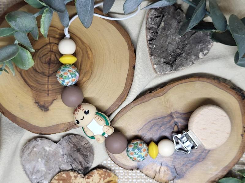 Handgemachte Schnullerkette „Kleine Schildkröte" von Etsy - Gragella