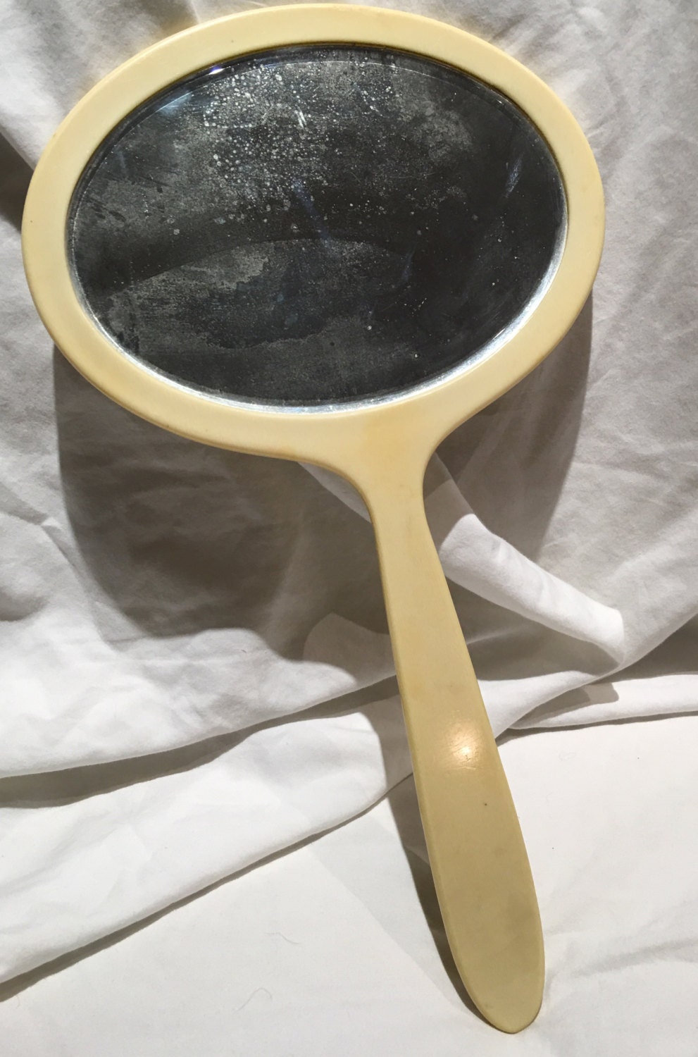 Vintage Handbewahrung Eitelkeit Großer Spiegel 15" | Celluloid/Bakelit von Etsy - Granfalloons