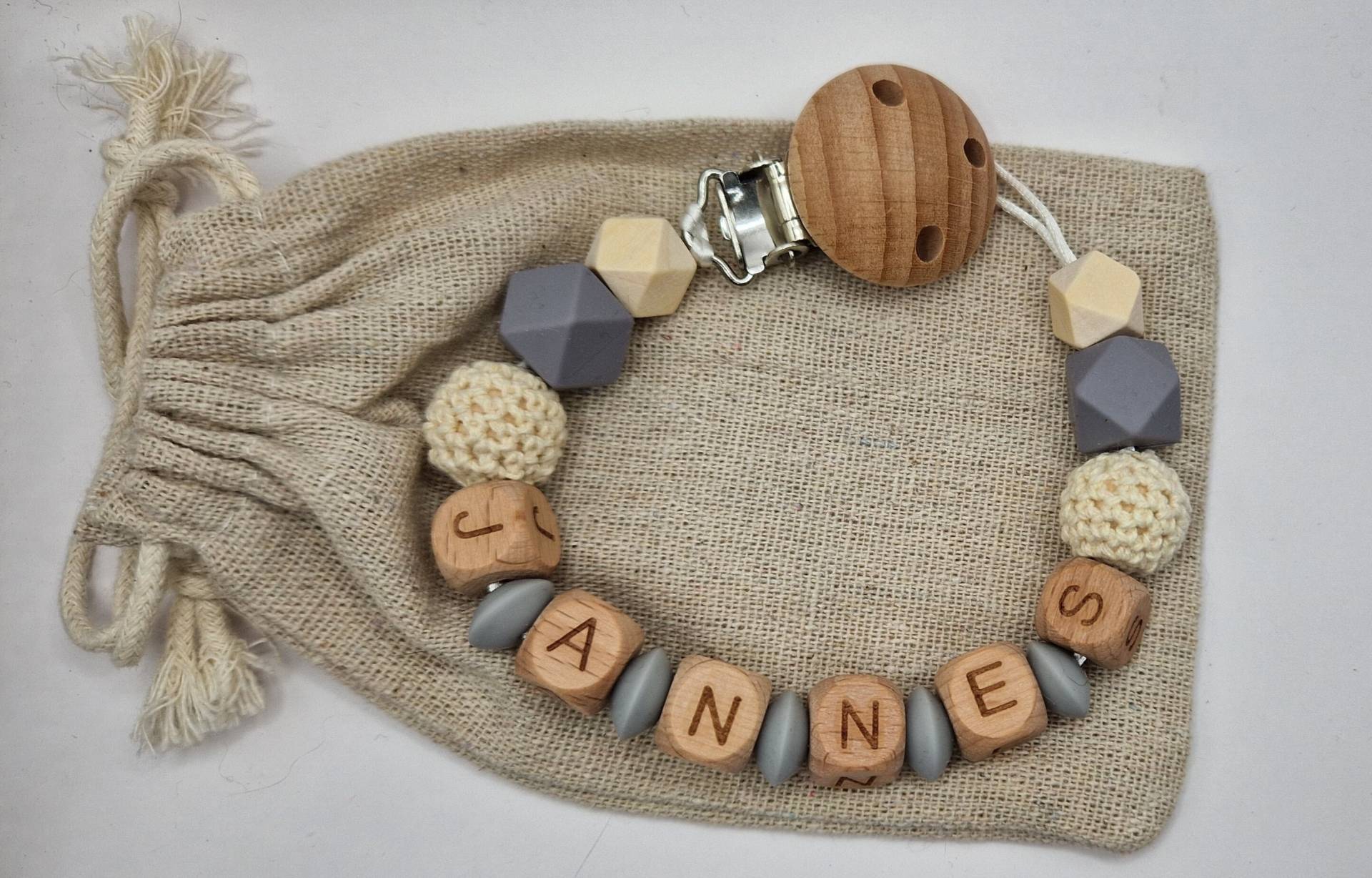 Schnullerkette Mit Namen Personalisiert Grau | Baby Geschenk Zur Geburt Holz Silikon |Häkelperlen| Junge| Mädchen Schnullerkette Mit Namen Personalisiert Grau | Baby Geschenk Zur Geburt Holz Silikon |Häkelperlen| Junge| Mädchen von Etsy - GravurHandwerk