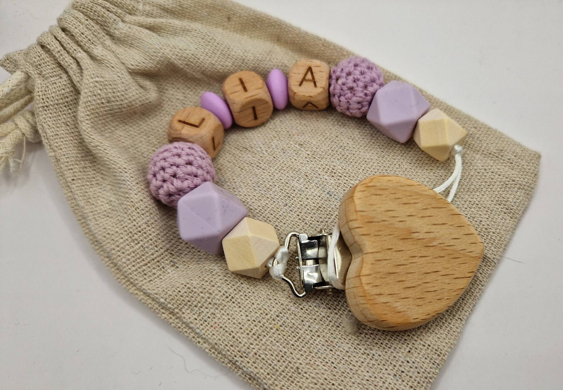 Schnullerkette Mit Namen Personalisiert Lila/Flieder| Baby | Geschenk Zur Geburt Holz Silikon |Häkelperlen Schnullerkette Mit Namen Personalisiert Lila/Flieder| Baby | Geschenk Zur Geburt Holz Silikon |Häkelperlen von Etsy - GravurHandwerk