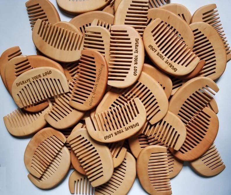 Personalisierte Passen Sie Ihr Logo An-Handgefertigte Breite Zahn Holzkamm Bartkamm Taschengröße Kamm Haarbürste Personalisierte Passen Sie Ihr Logo An-Handgefertigte Breite Zahn Holzkamm Bartkamm Taschengröße Kamm Haarbürste von Etsy - GreatBeardCare