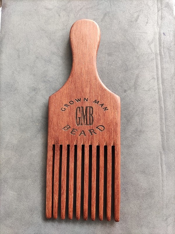 Personalisierter Rotholz-Bartkamm, Breiter Zahn Afro-Pick Personalisierter Rotholz-Bartkamm, Breiter Zahn Afro-Pick von Etsy - GreatBeardCare