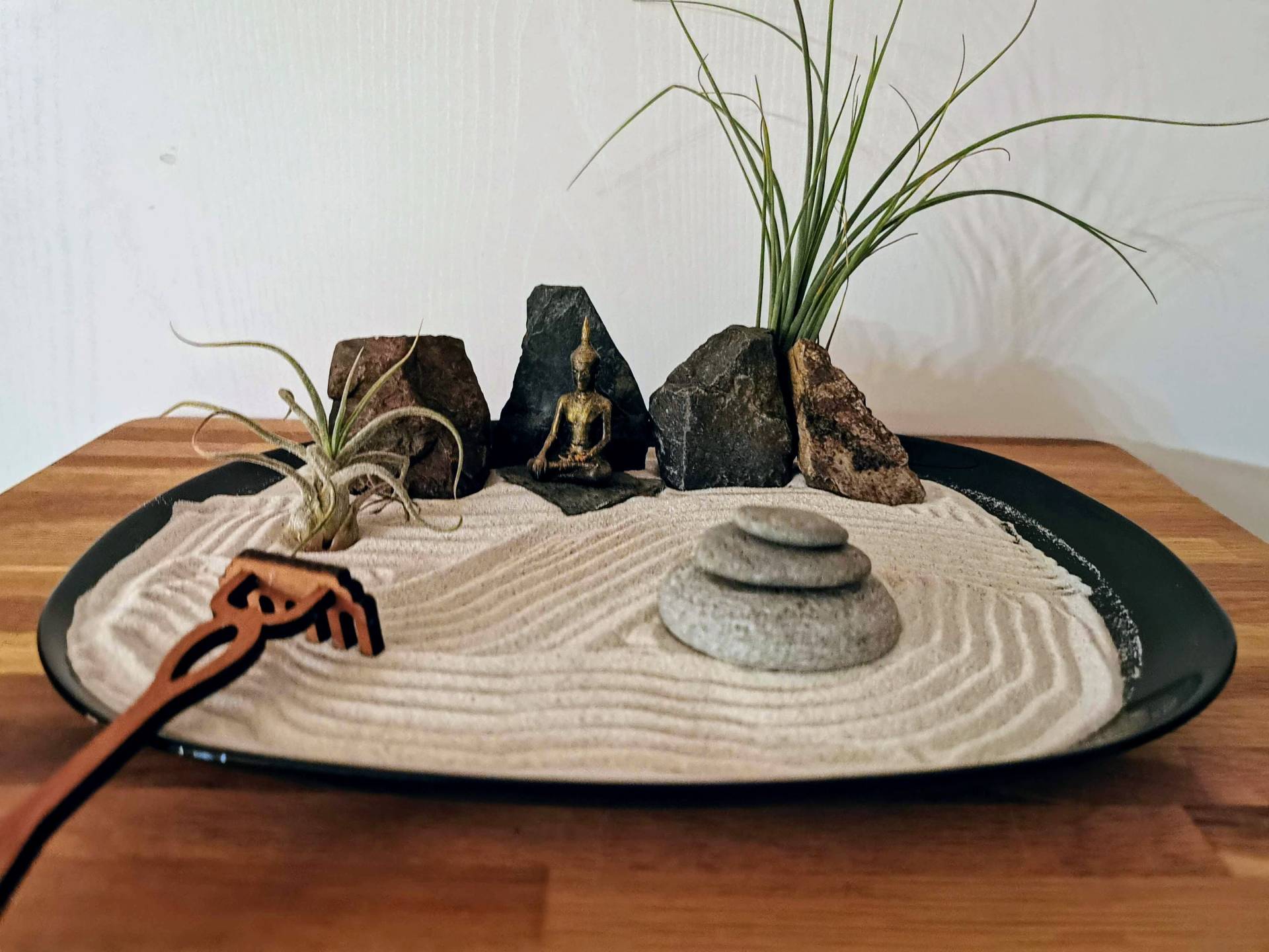 Geschenk-Idee Achtsamkeit & Meditation Zen-Garten Mit Buddha-Figur, Sand, Tillandsien Und Harke/ Rake - Nachhaltig Diy Kit Geschenk-Idee Achtsamkeit & Meditation Zen-Garten Mit Buddha-Figur, Sand, Tillandsien Und Harke/ Rake - Nachhaltig Diy Kit von Etsy - GreenUpDeco