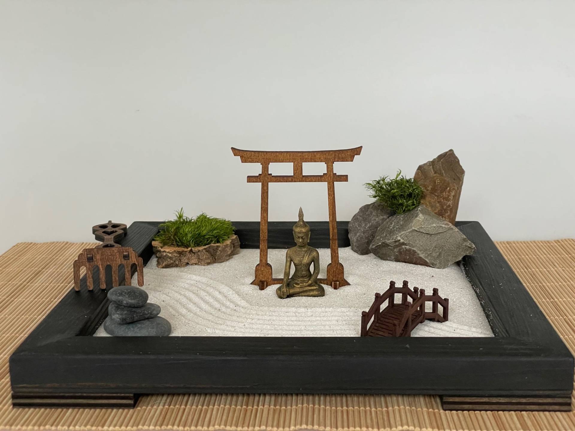 Großer Schwarzer Zengarten Aus Fsc- Massivholz Mit Buddha, Torii, Brücke, Moos Und Holz-Harke - Nachhaltig & Umweltfreundlich Großer Schwarzer Zengarten Aus Fsc- Massivholz Mit Buddha, Torii, Brücke, Moos Und Holz-Harke - Nachhaltig & Umweltfreundlich von Etsy - GreenUpDeco