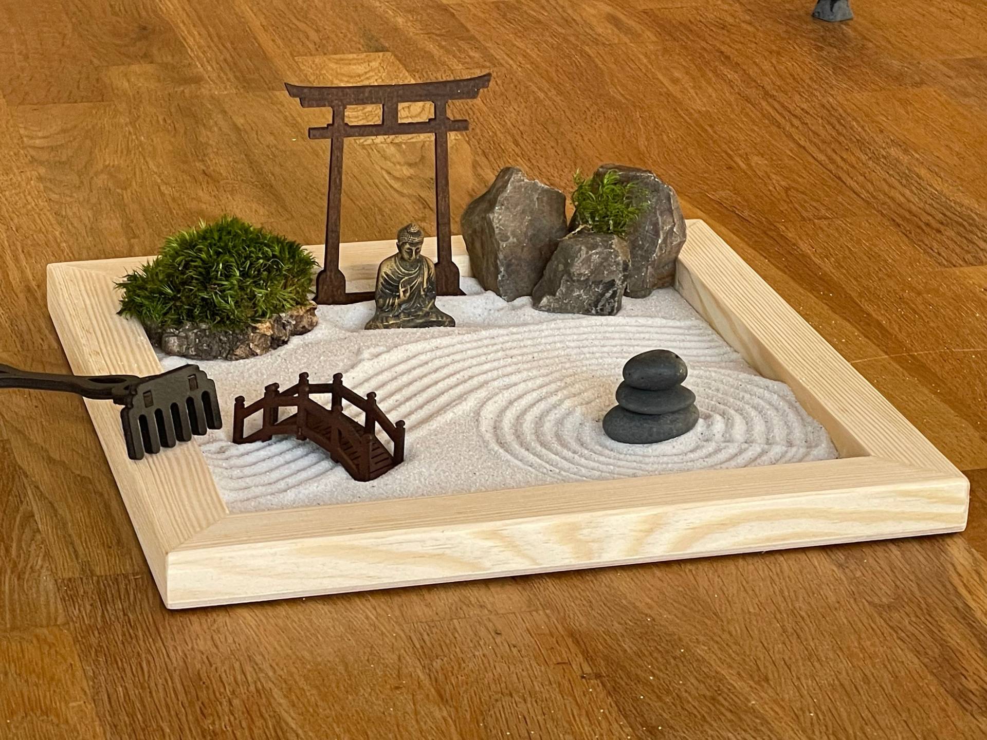 Großes Handmade Zen-Garten-Set Aus Fsc-Holz Mit Buddha, Torii, Brücke, Moos Und Holz-Harke - Nachhaltig & Umweltfreundlich Hergestellt Großes Handmade Zen-Garten-Set Aus Fsc-Holz Mit Buddha, Torii, Brücke, Moos Und Holz-Harke - Nachhaltig & Umweltfreundlich Hergestellt von Etsy - GreenUpDeco