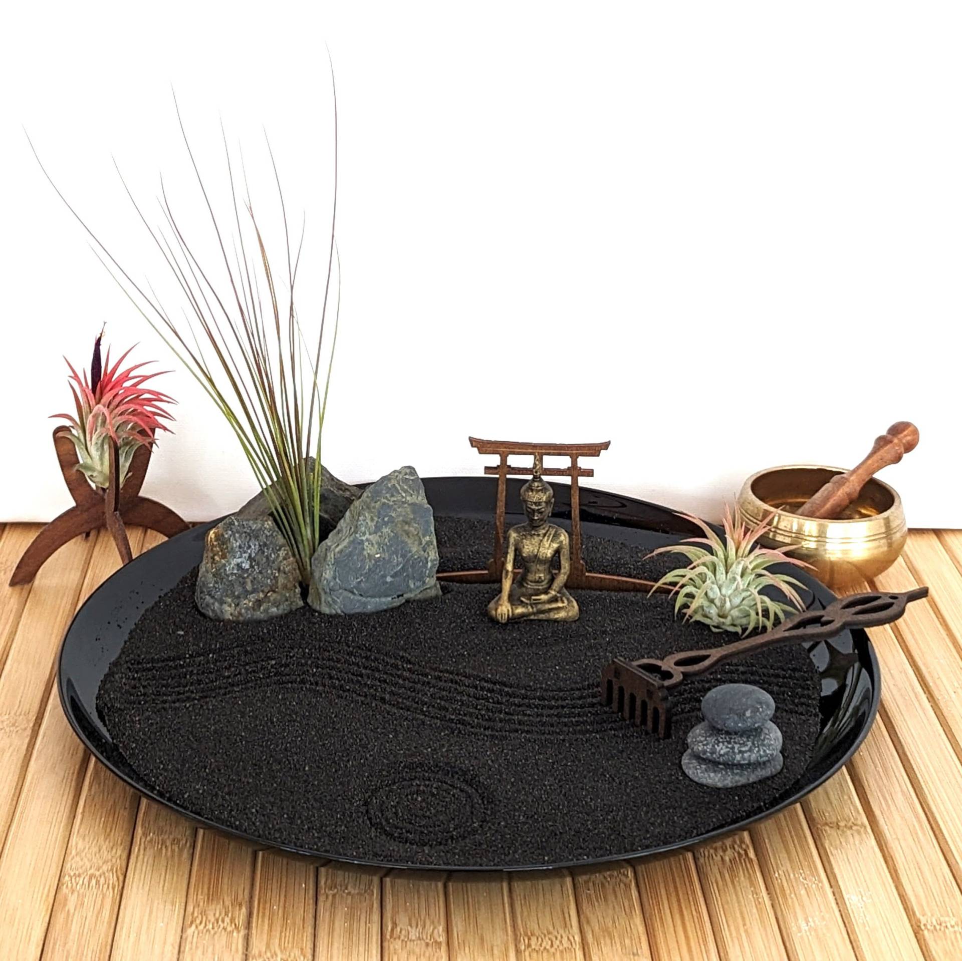 Handgefertigtes Xxl Großes Zen-Garten Set Mit Schwarzem Sand, Buddha-Figur, Torii, Steinen, Tillandsien Und Harke - Karesunsui Handgefertigtes Xxl Großes Zen-Garten Set Mit Schwarzem Sand, Buddha-Figur, Torii, Steinen, Tillandsien Und Harke - Karesunsui von Etsy - GreenUpDeco