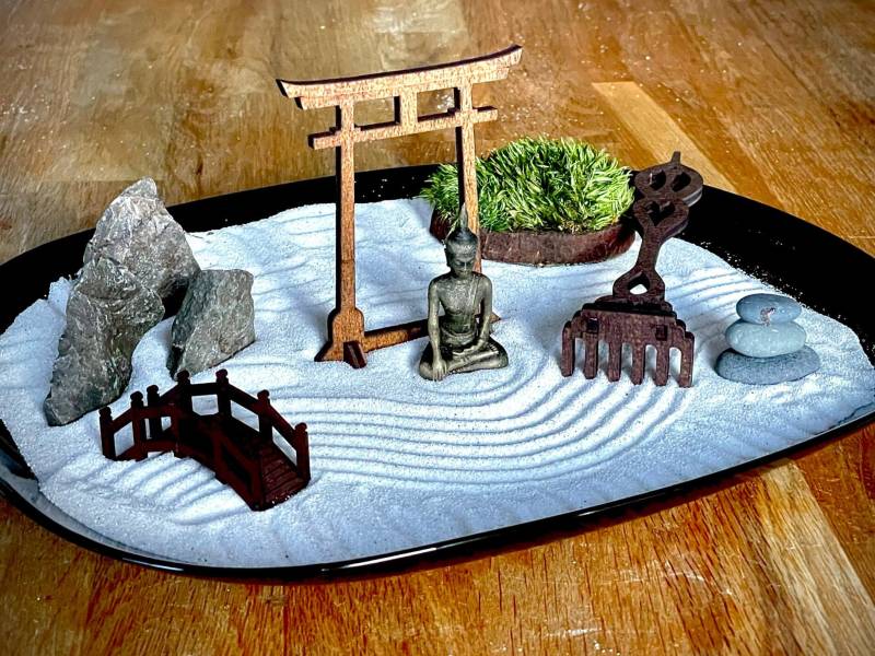 Zen-Garten - Set Mit Moos, Torii, Buddha Und Hake in Schwarzer Opalglas-Schale von Etsy - GreenUpDeco