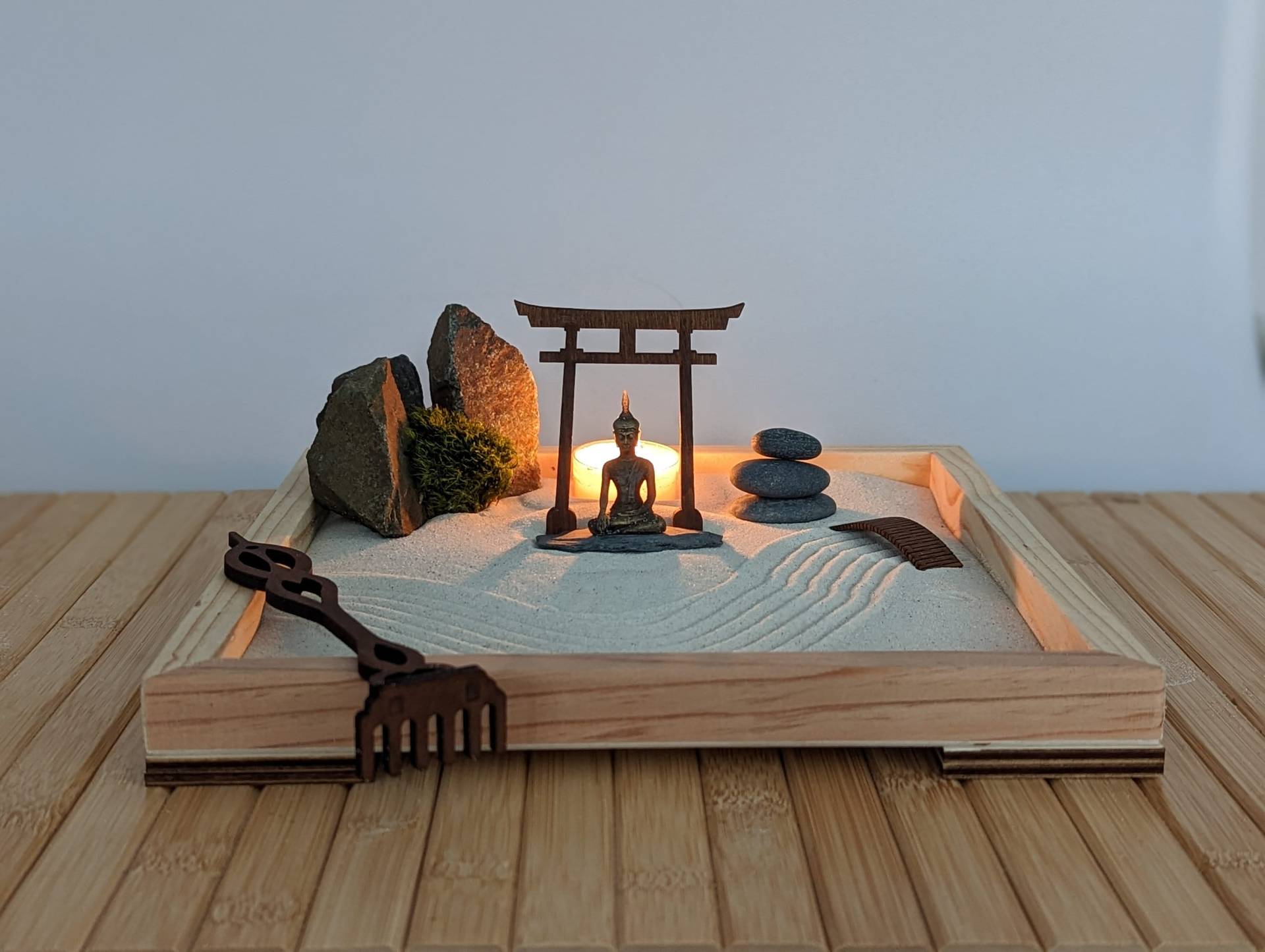 Zengarten -Set Aus Massivholz Mit Buddha -Figur, Torii, Kerze, Moos Und Harke - Nachhaltig & Umweltfreundlich - Weihnachts -Geschenk-Idee von Etsy - GreenUpDeco
