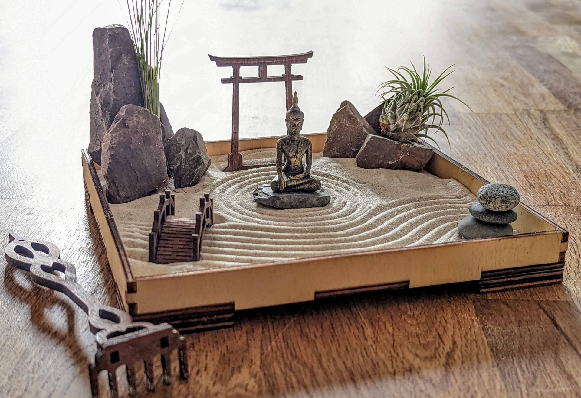 Zengarten -Set Mit Buddha-Figur, Harke, Torii Und Brücke - Feng Shui Meditation Nachhaltig & Umweltfreundlich Selbstmach-Set von Etsy - GreenUpDeco