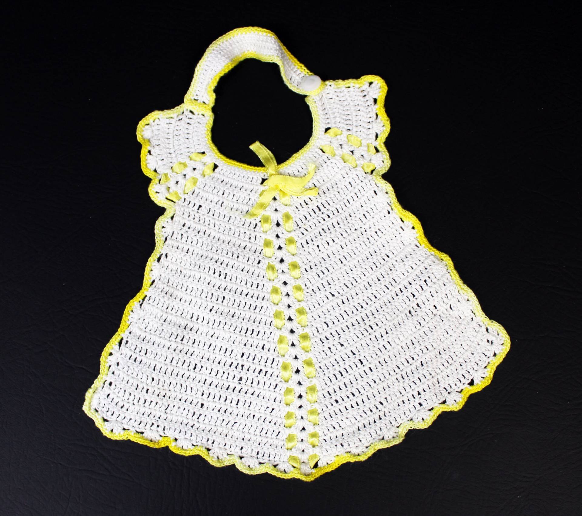 Schöne Vintage Hand Stricken Frilly Baby Mädchen Lätzchen Gelb Trim Und Band Ideal Für Puppe Zu von Etsy - GrumpishKittyVintage