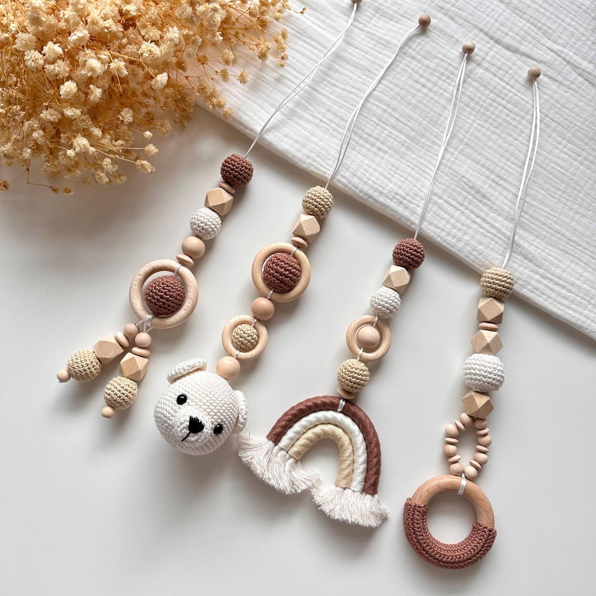 Teddy Anhänger Naturtöne Makramee Babygym Geburtsgeschenk Taufe Muttergeschenk Babyshower Handmade Montesorri von Etsy - HACCraftsLittle