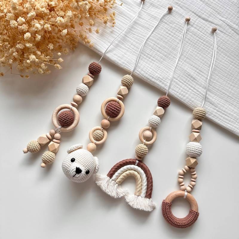 Teddy Anhänger Naturtöne Makramee Babygym Geburtsgeschenk Taufe Muttergeschenk Babyshower Handmade Montesorri von Etsy - HACCraftsLittle