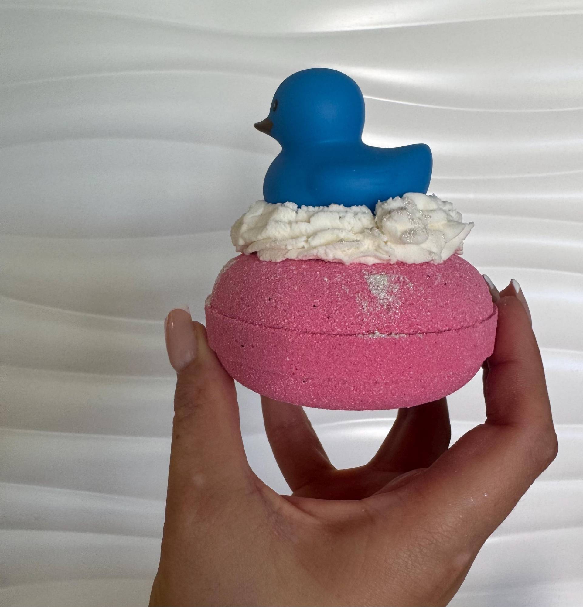 Erdbeer & Vanille Donut Badebombe Erdbeer & Vanille Donut Badebombe von Etsy - HBRoyalRetreatStore
