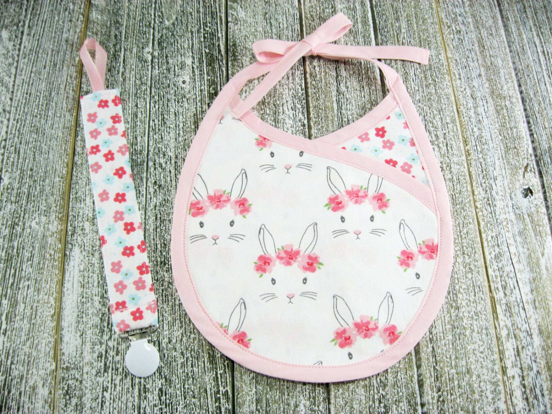 Baby Mädchen Lätzchen Schnuller Clip Osterhase Ostern Geschenk Für Reversible Floral Schnullerclip Baby Mädchen Lätzchen Schnuller Clip Osterhase Ostern Geschenk Für Reversible Floral Schnullerclip von Etsy - HDDBoutique
