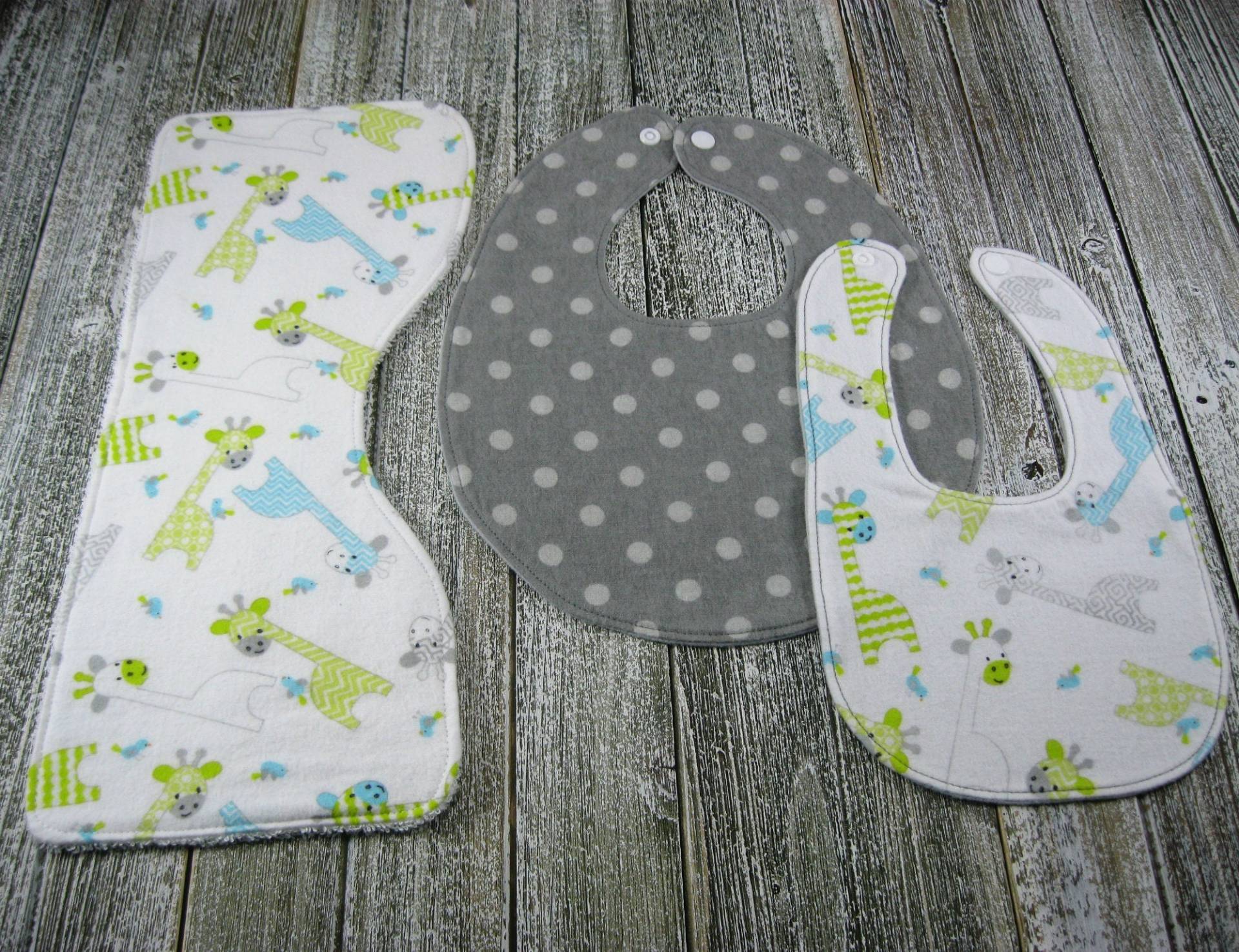 Giraffe & Polka Dot Lätzchen Und Burp Tuch Set von Etsy - HDDBoutique