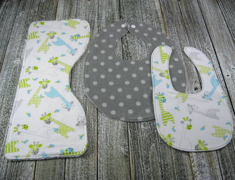 Giraffe & Polka Dot Lätzchen Und Burp Tuch Set von Etsy - HDDBoutique