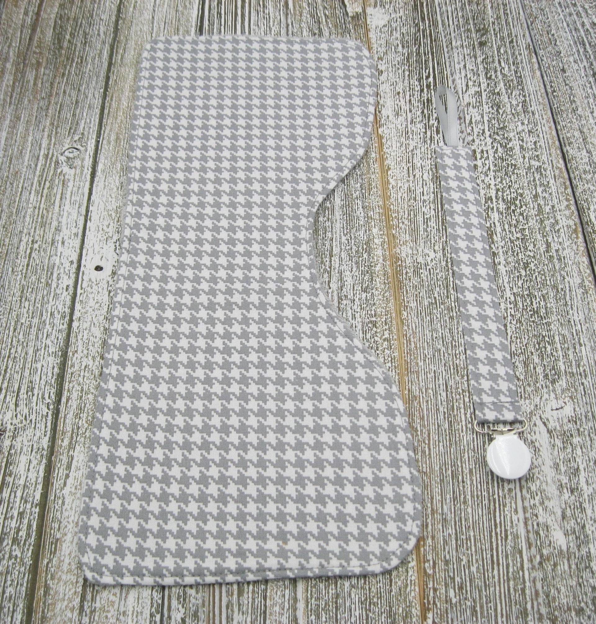 Spucktuch Baby Jungen Schnullerclip Mädchen Hounds Tooth Grey Handmade Shower Geschenk Für Gender Neutral von Etsy - HDDBoutique