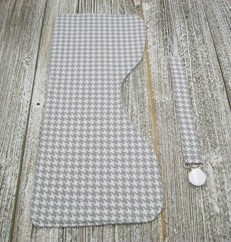 Spucktuch Baby Jungen Schnullerclip Mädchen Hounds Tooth Grey Handmade Shower Geschenk Für Gender Neutral von Etsy - HDDBoutique