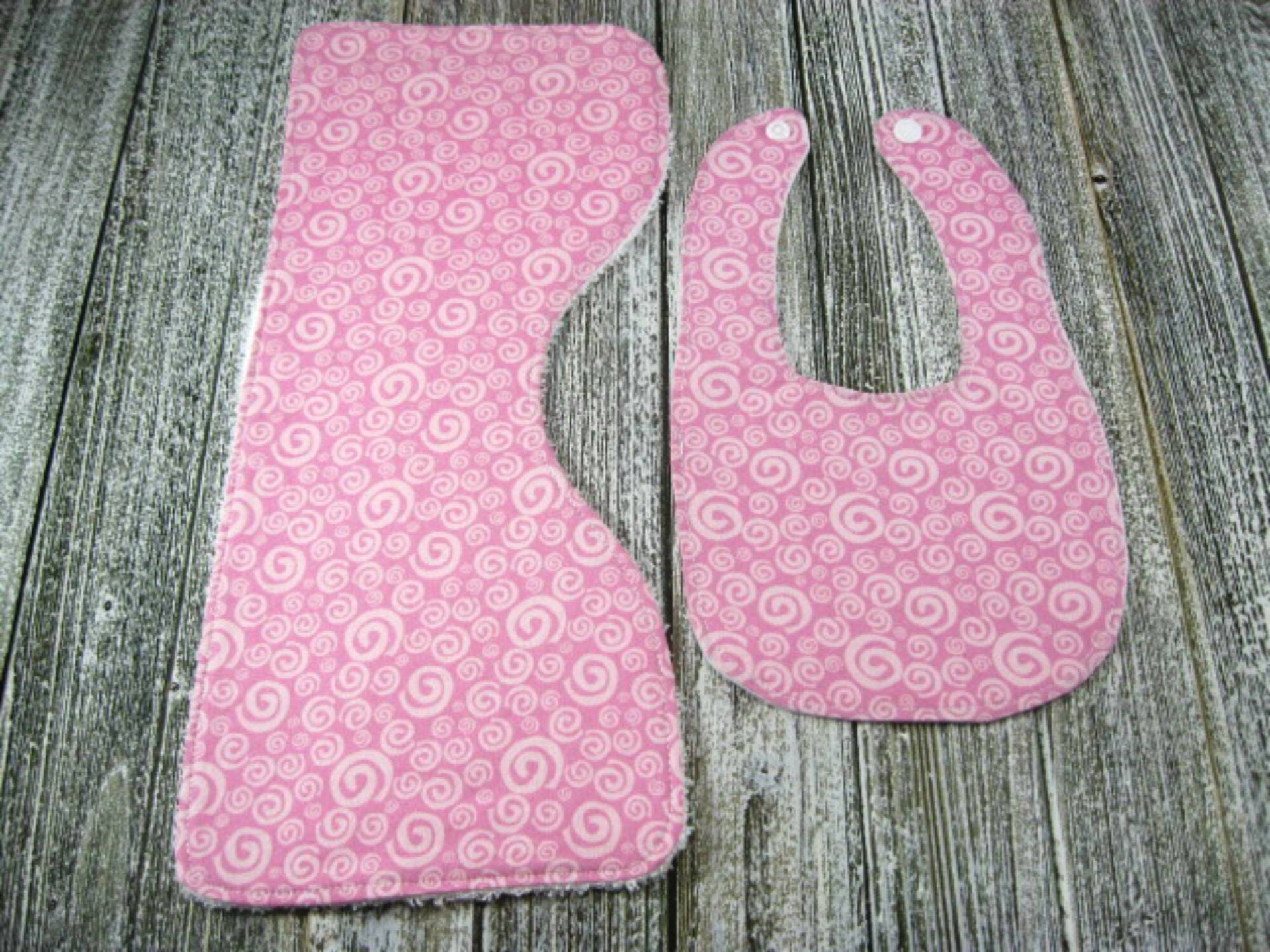Zwei Stück Mädchen Lätzchen & Burp Tuch Set von Etsy - HDDBoutique