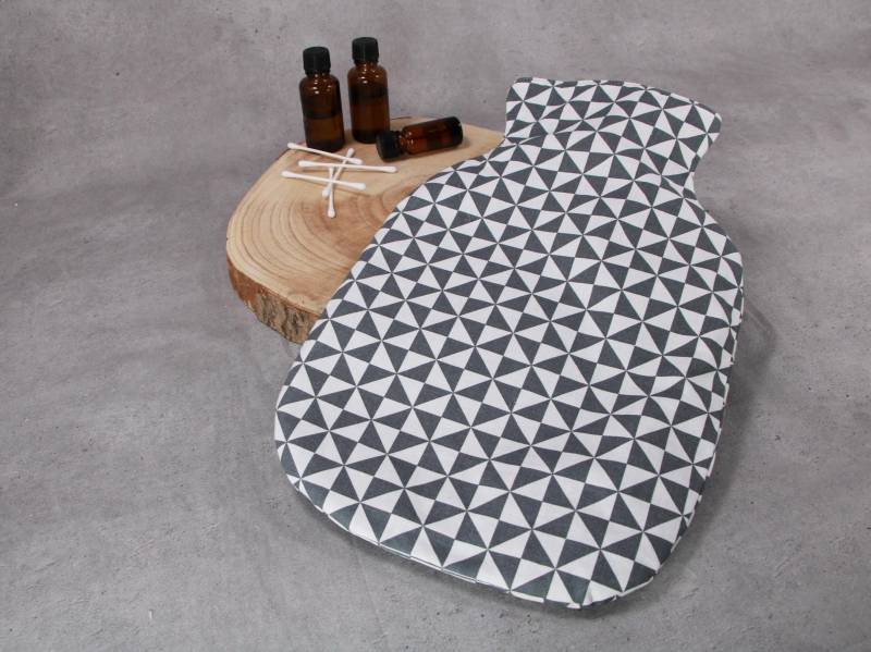 Wärmflaschenbezug, Bettflaschenhülle, Dreiecke Grau-Weiß von Etsy - HKModeHandmade