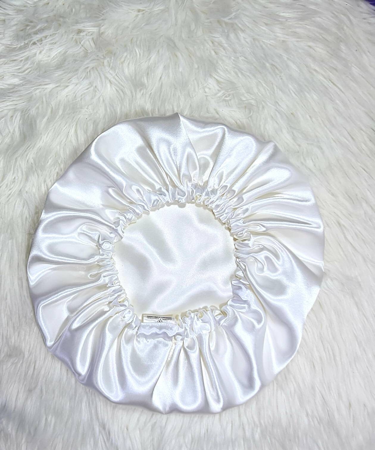 Weiße Satin-Haarhaube | Nachtschlaf, Schützende Frisur, Geschenk Für Hochzeit Weiße Satin-Haarhaube | Nachtschlaf, Schützende Frisur, Geschenk Für Hochzeit von Etsy - HTCollections