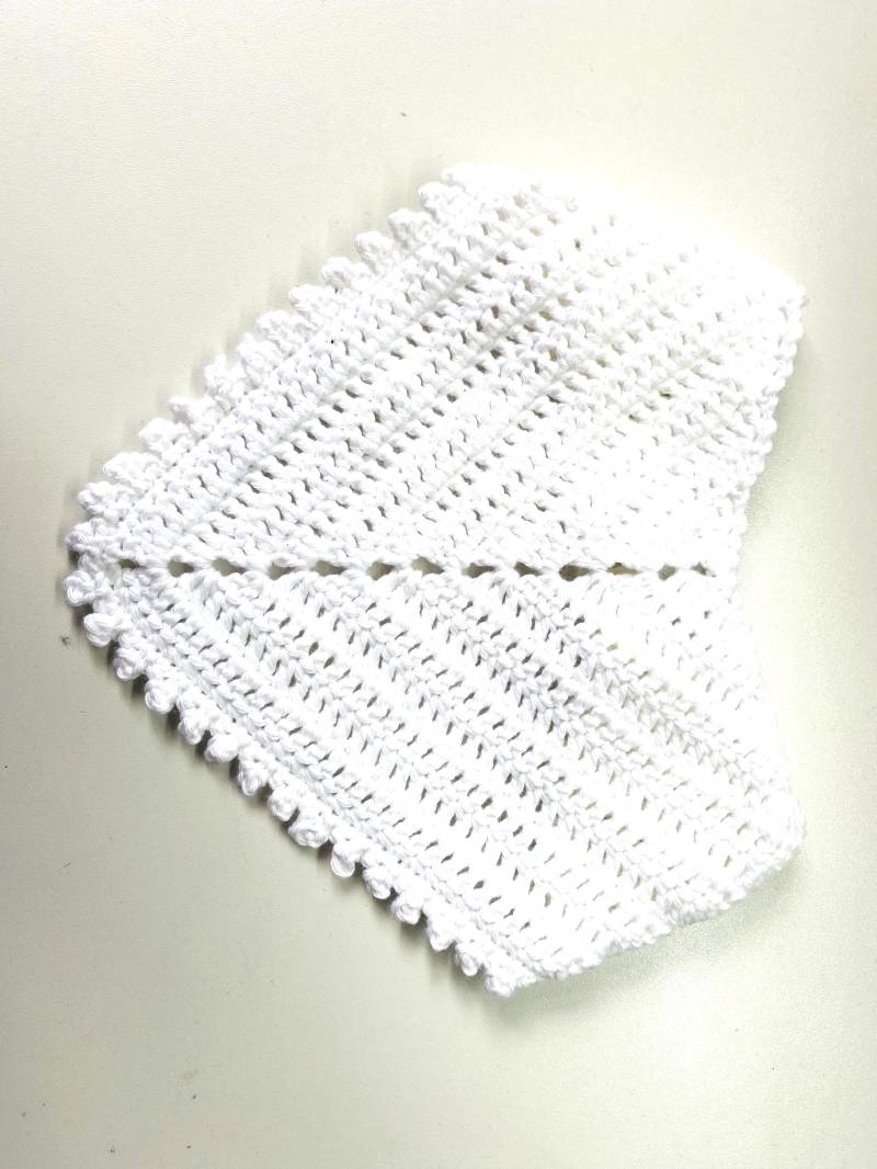 Gehäkeltes Baby-Dreieckstuch Wei | Halstuch Für Babys Mit Knopf Unikat Geschenk Zur Geburt Baby Accessoire von Etsy - HaekeleienPaperArt