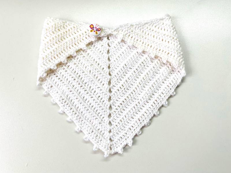 Gehäkeltes Baby-Dreieckstuch Weiß | Halstuch Für Babys Mit Knopf Unikat Geschenk Zur Geburt Baby Accessoire von Etsy - HaekeleienPaperArt