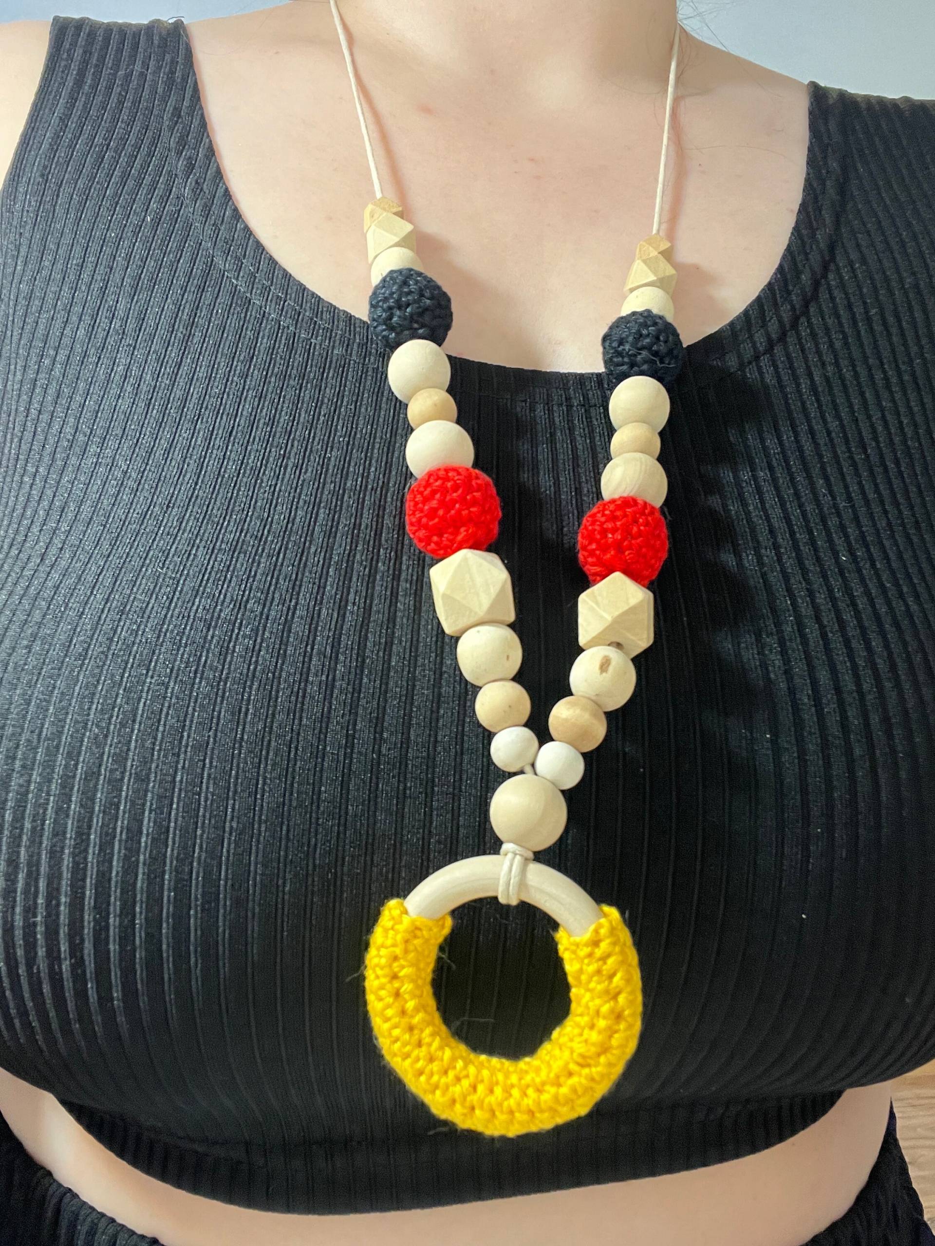 Em/Wm-stillkette in Schwarz-Rot-Gold Em/Wm-stillkette in Schwarz-Rot-Gold von Etsy - Haekelpirat