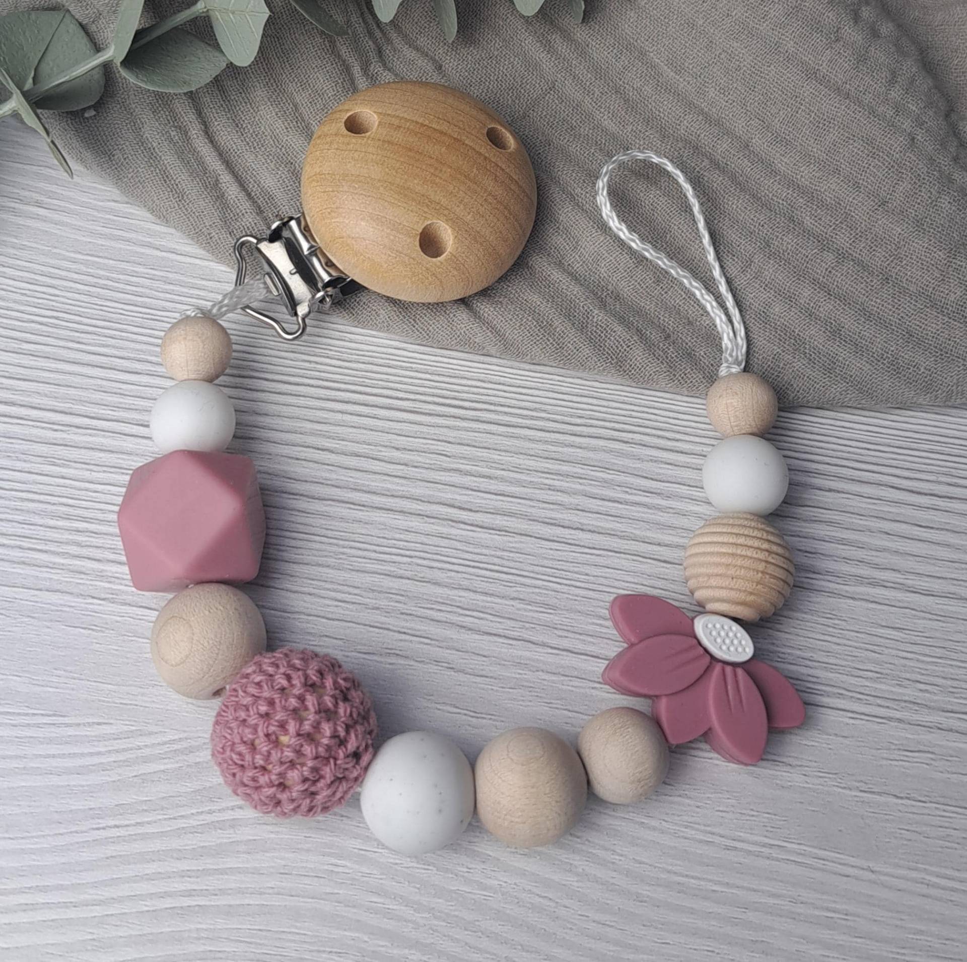 Schnullerkette Blüte Altrosa Schnullerkette Blüte Altrosa von Etsy - HalloEli