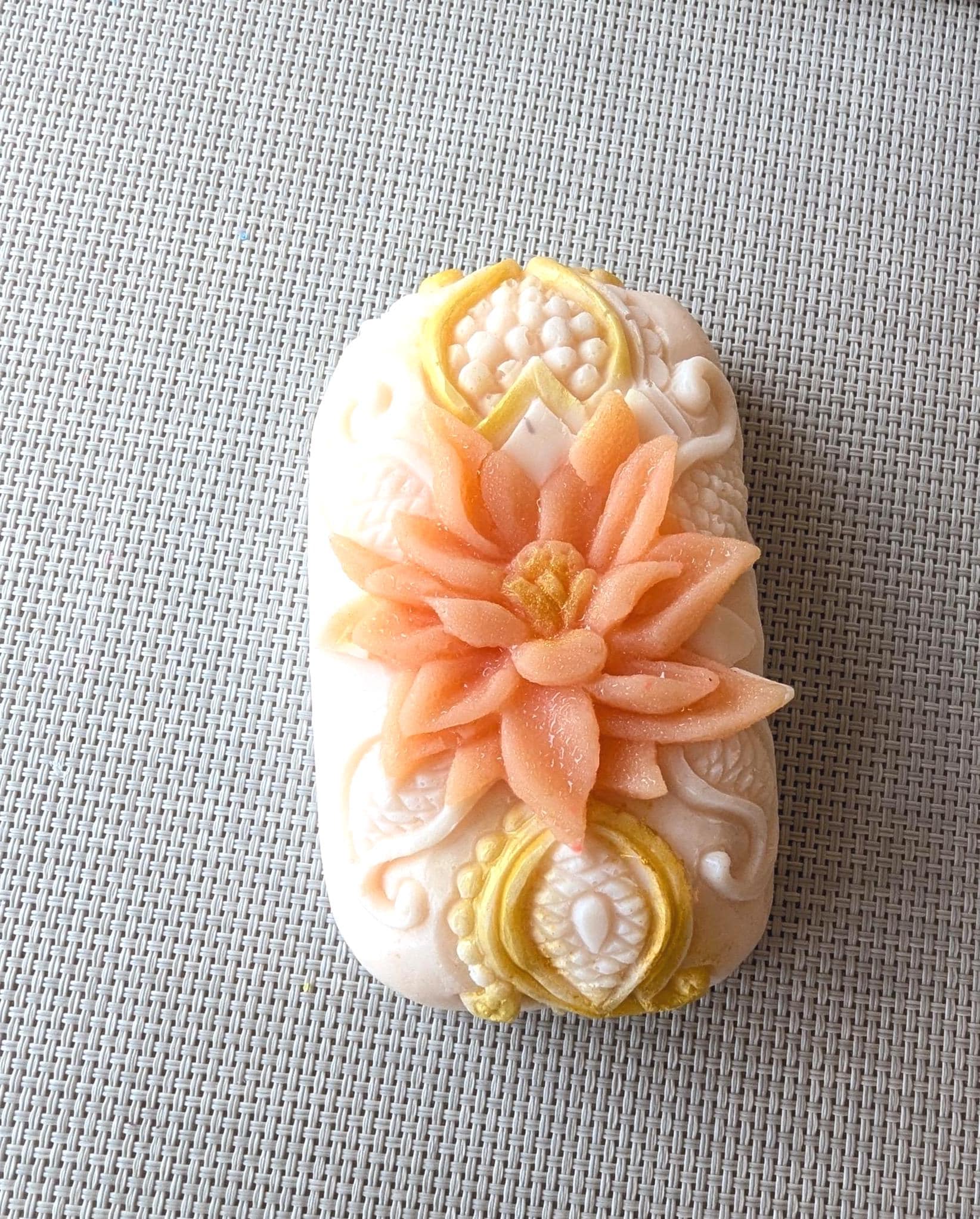 Herz Des Buddha Lotusblume Handgemachte Himbeerenseife Glycerinseife Mit Vitamin E 135 G | 44, 37Euro/Kg Herz Des Buddha Lotusblume Handgemachte Himbeerenseife Glycerinseife Mit Vitamin E 135 G | 44, 37Euro/Kg von Etsy - HalloSchaerpe