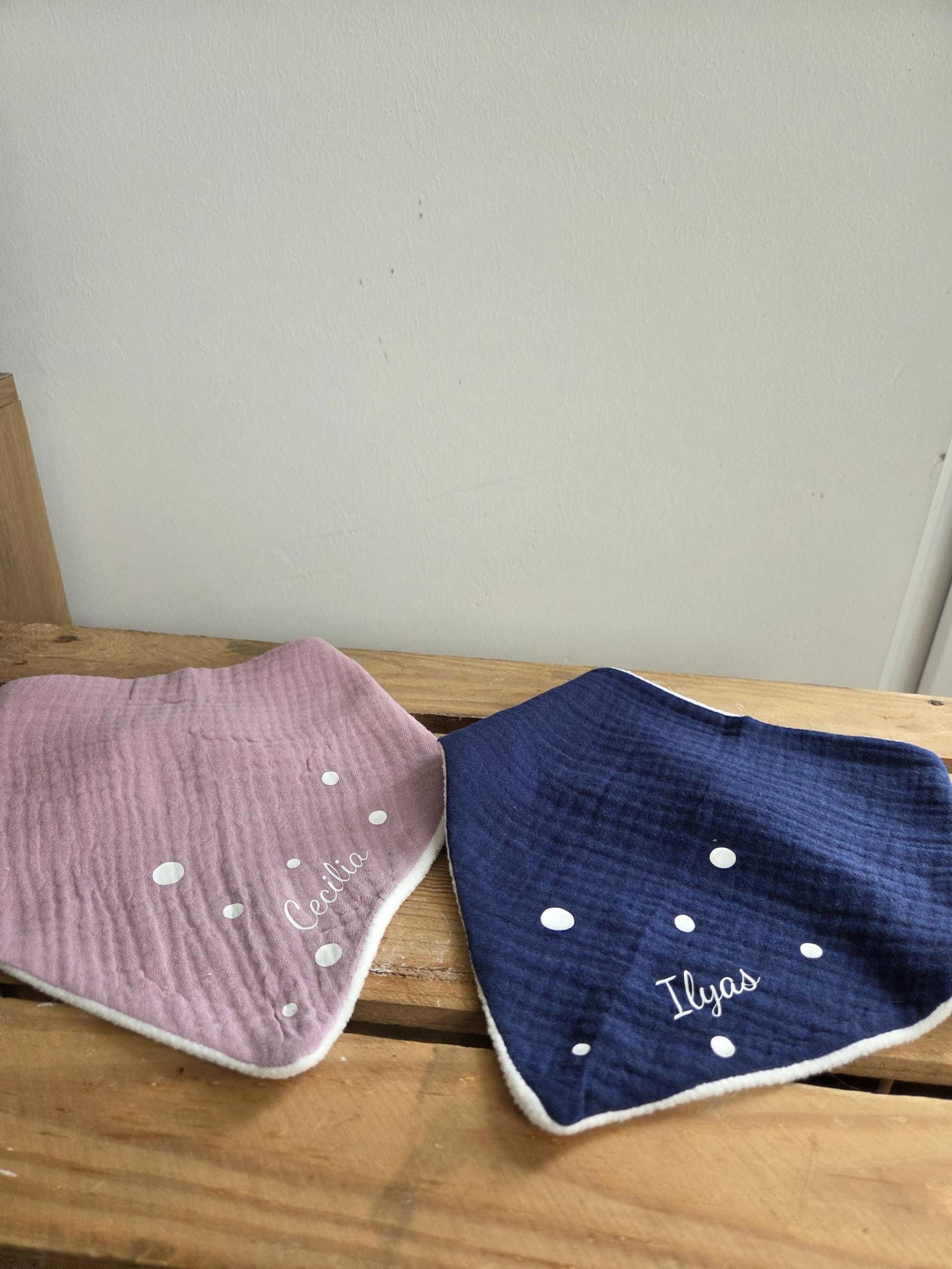 Personalisiertes Baby-Haltstuch | Musselin Und Frottee Mit Namen & Punkten Saugfähiges Spucktuch, Babygeschenk Personalisiertes Baby-Haltstuch | Musselin Und Frottee Mit Namen & Punkten Saugfähiges Spucktuch, Babygeschenk von Etsy - HandgemachtbySaskia