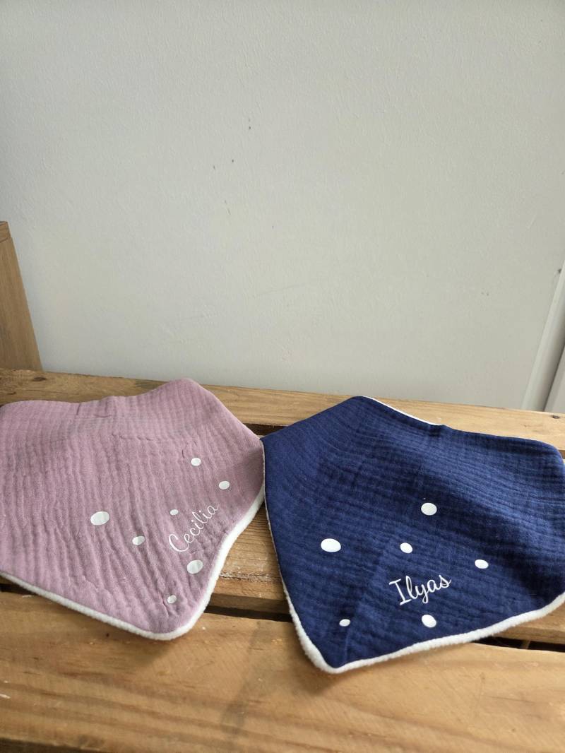 Personalisiertes Baby-Haltstuch | Musselin Und Frottee Mit Namen & Punkten Saugfähiges Spucktuch, Babygeschenk Personalisiertes Baby-Haltstuch | Musselin Und Frottee Mit Namen & Punkten Saugfähiges Spucktuch, Babygeschenk von Etsy - HandgemachtbySaskia
