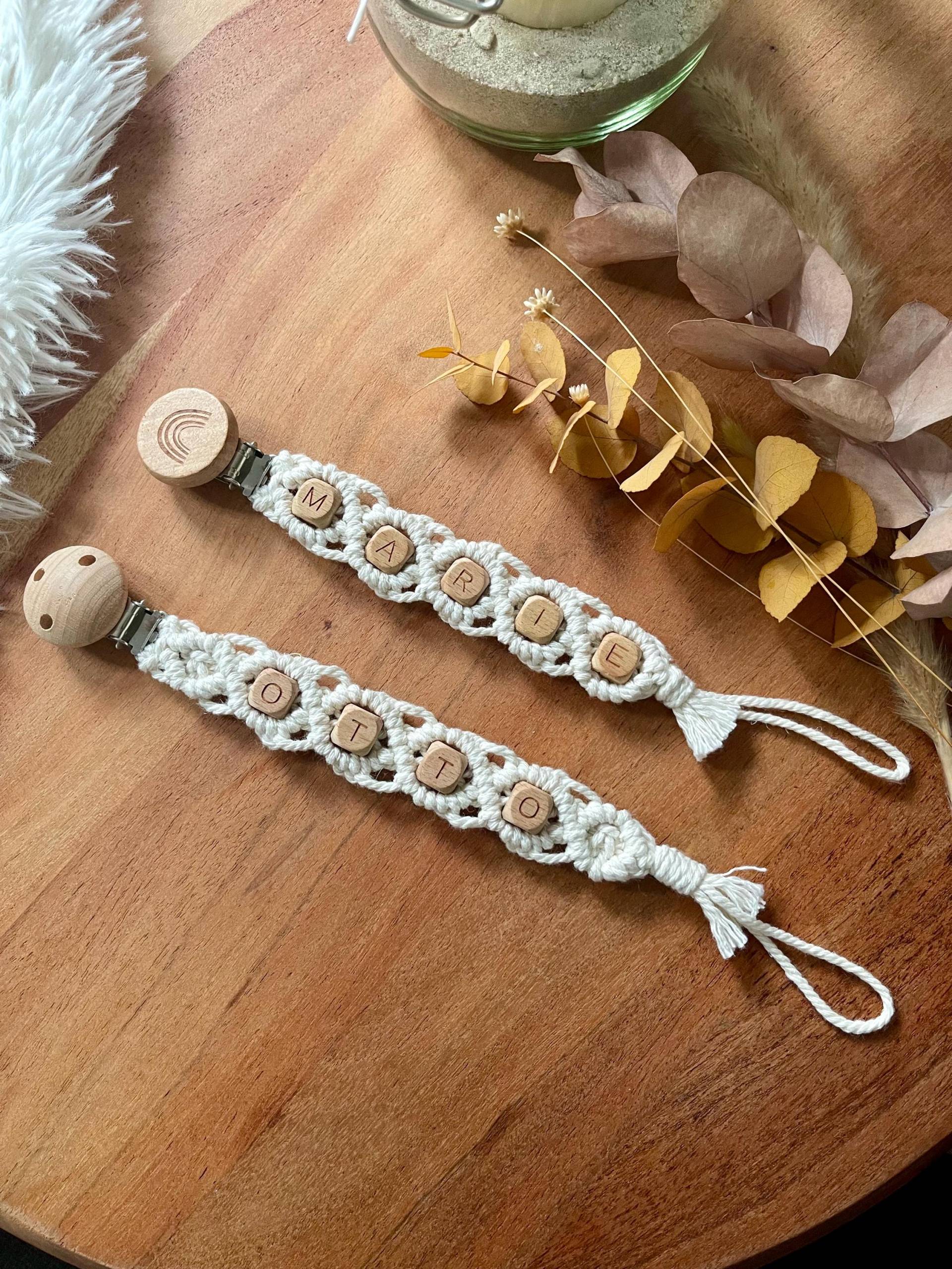 Personalisierte Schnullerkette Aus Makramee Personalisierte Schnullerkette Aus Makramee von Etsy - HandmadeByAili
