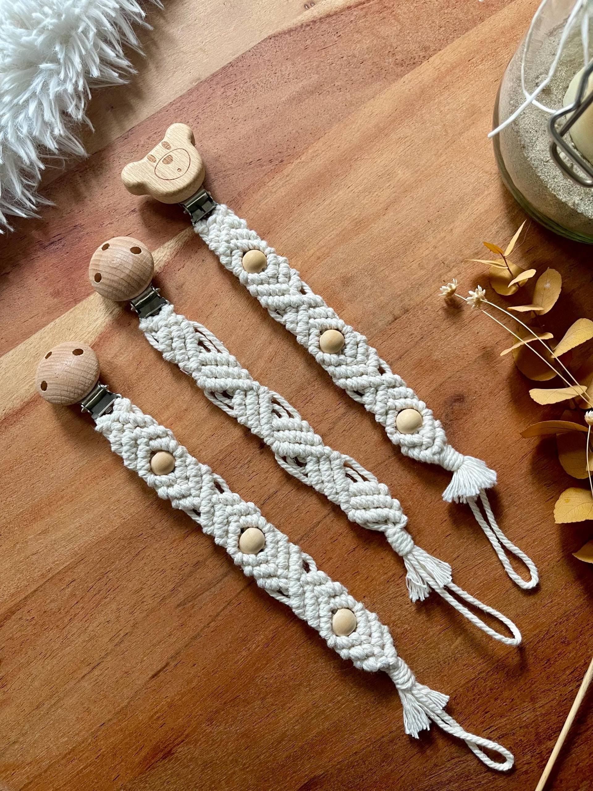 Schnullerkette Aus Makramee Schnullerkette Aus Makramee von Etsy - HandmadeByAili