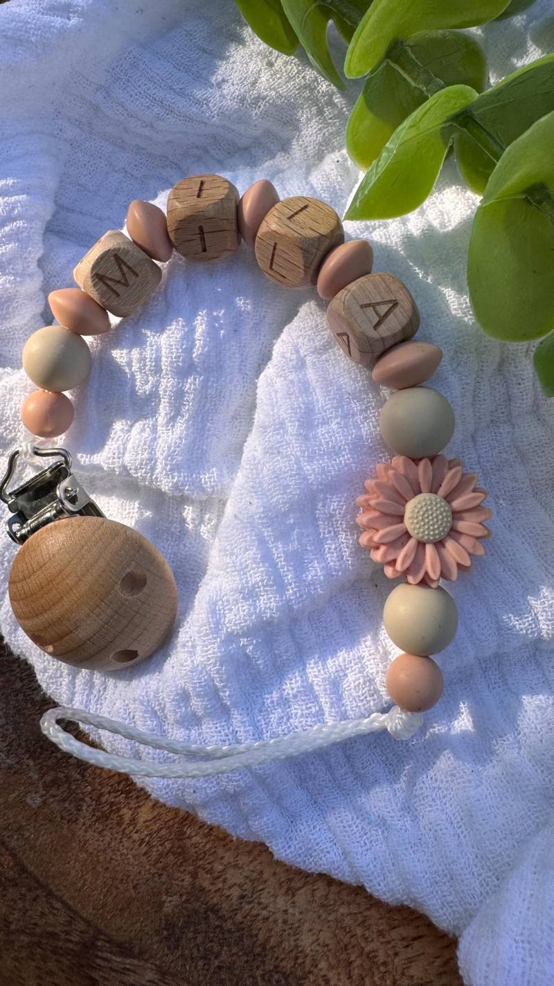 Schnullerkette Mit Namen, Silikonschnullerkette Holzbuchstaben, Blume, Apricot-Beige von Etsy - HandmadeDHDesign