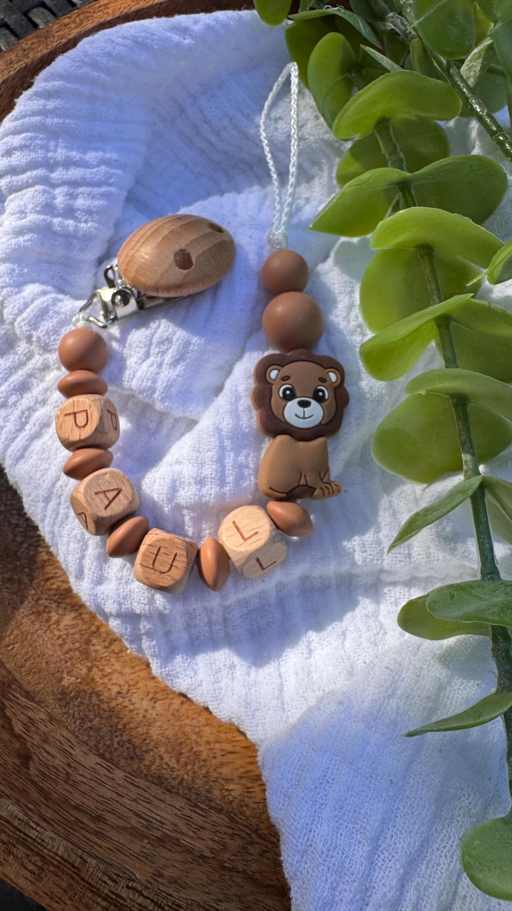 Schnullerkette Mit Namen, Silikonschnullerkette Holzbuchstaben, Löwe, Braun von Etsy - HandmadeDHDesign