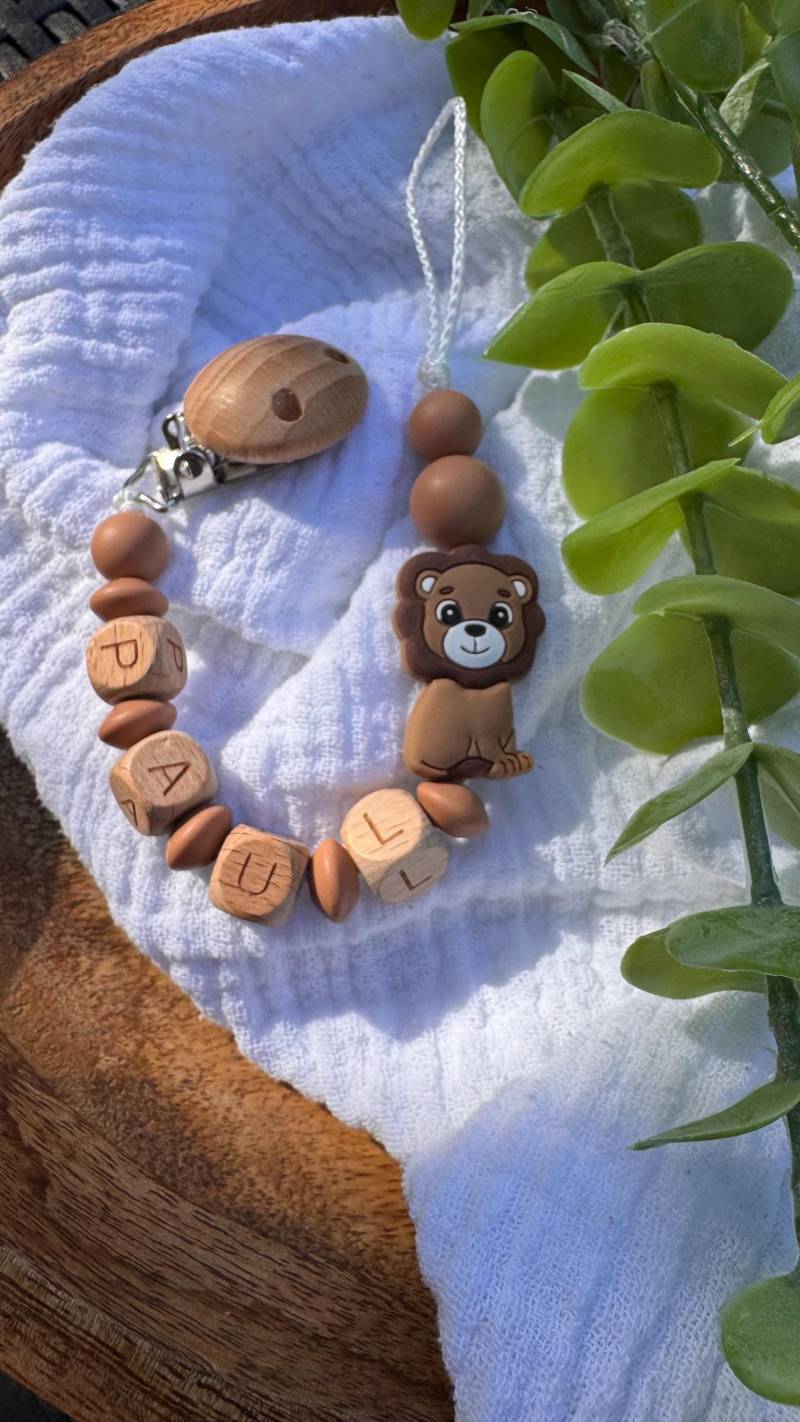 Schnullerkette Mit Namen, Silikonschnullerkette Holzbuchstaben, Löwe, Braun von Etsy - HandmadeDHDesign